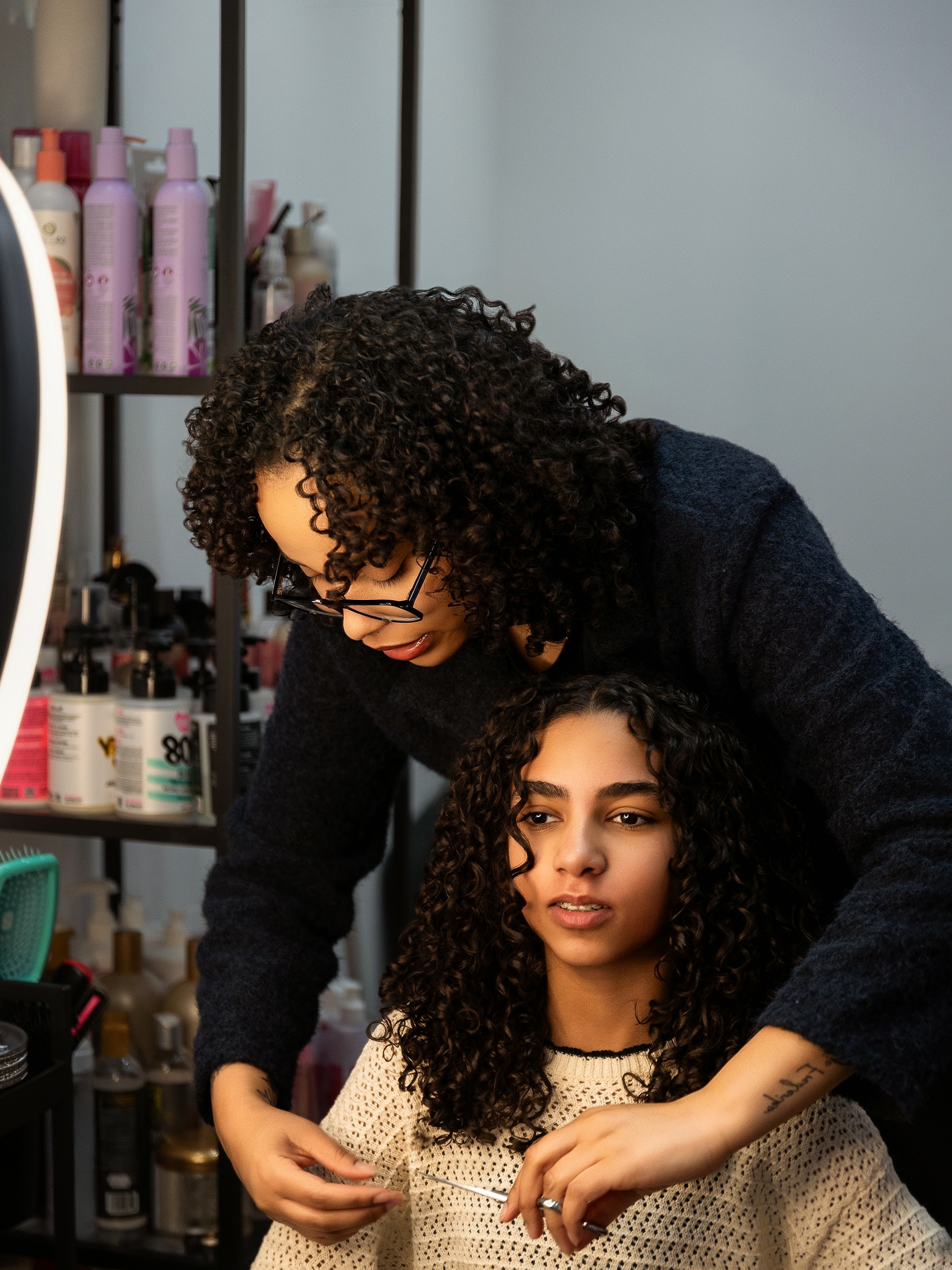 Krullen worden in de salon in model gebracht