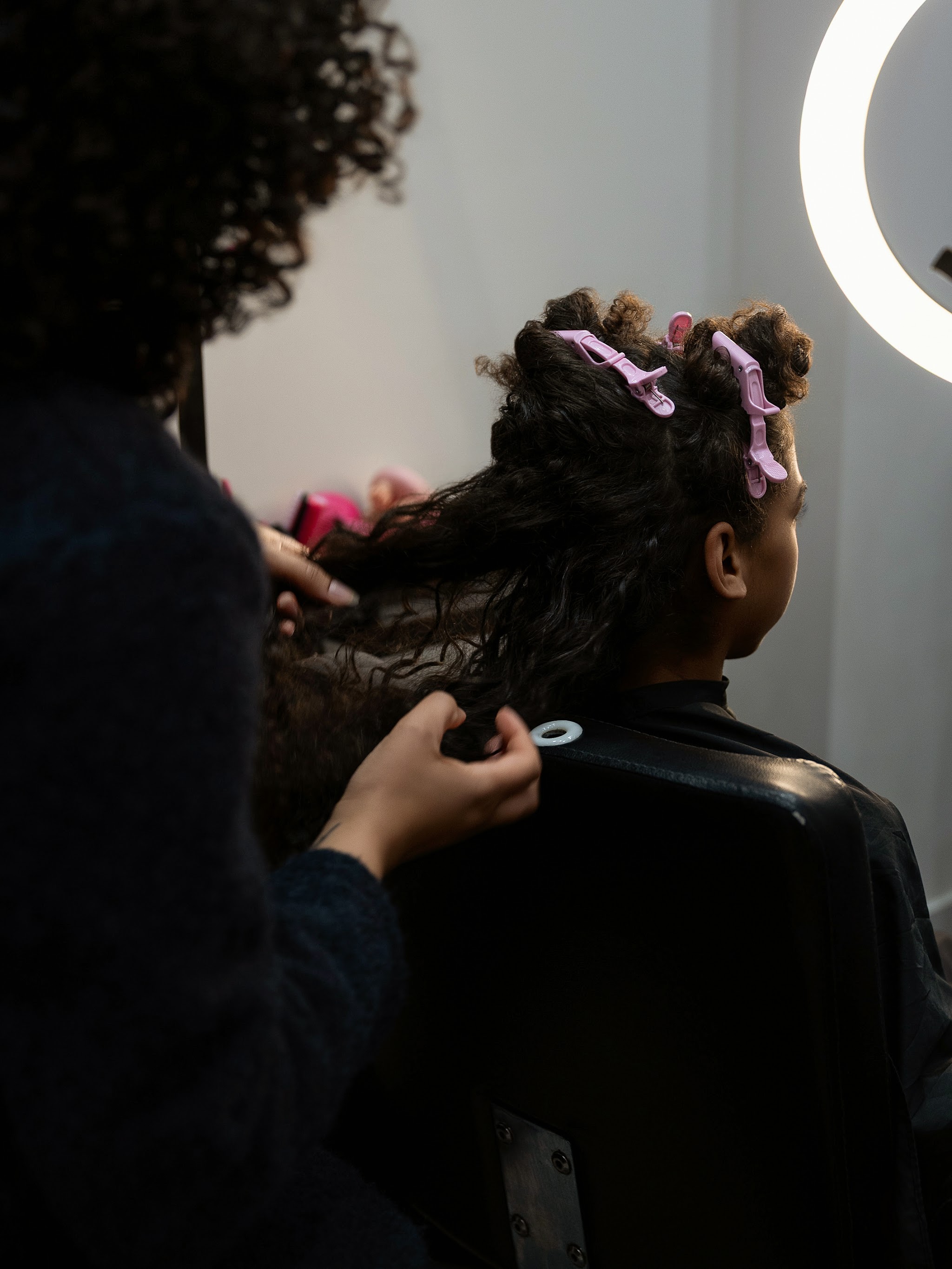 Krullen worden in gedeeltes in model gebracht in de salon